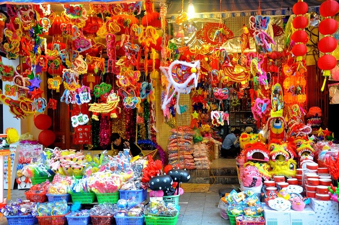Những cửa hàng lung linh màu sắc trên phố Hàng Mã vào những ngày giáp Trung thu.