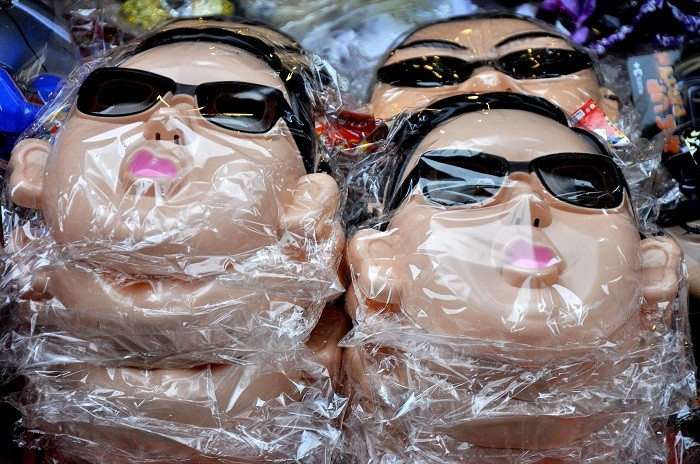 Những mẫu mặt nạ mang hình con vật, nhân vật yêu thích cũng được bày bán với giá không cao. Mặt nạ Psy 'nhảy Gangnam Style' ở phố Hàng Mã thu hút được rất nhiều em nhỏ.