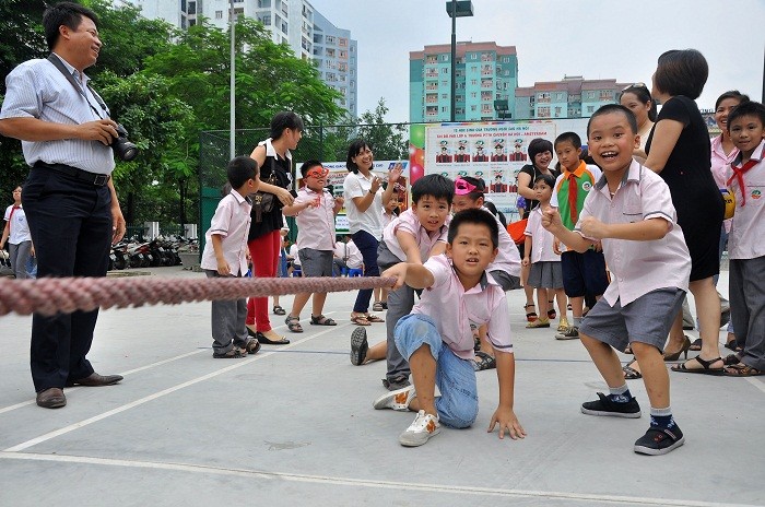 Những trò chơi dân gian vui nhộn được các thầy cô trong trường tổ chức cho các em học sinh chơi.