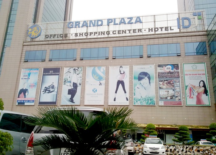 Người dân biết đến tòa nhà Grand Plaza trên đường Trần Duy Hưng với các văn phòng, khách sạn 5 sao chứ không còn để ý nơi đây có Trung tâm thương mại.