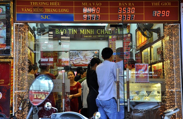 Mặc dù giữa trưa, khách đến giao dịch bên trong cửa hàng Bảo Tín Minh Châu vẫn rất đông.