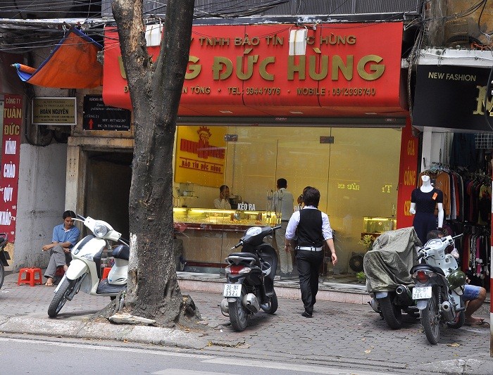 Tuy nhiên, một số của hàng khác trên phố Trần Nhân Tông lại vắng vẻ và thưa khách.