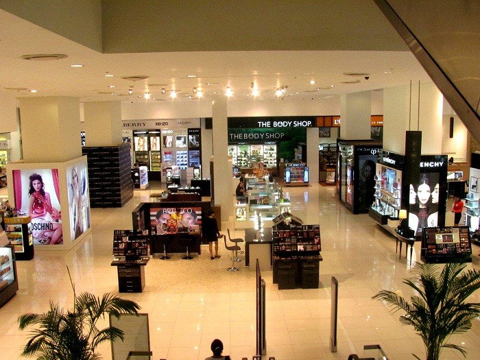 4 tầng với những gian hàng bày bán sản phẩm mang thương hiệu nổi tiếng.