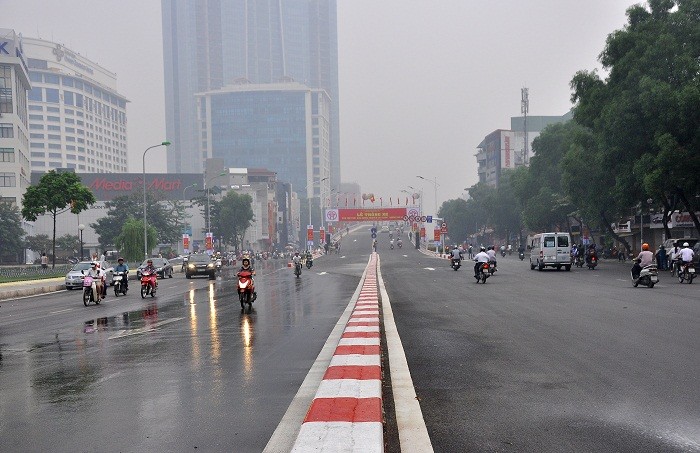 Các phương tiện xe buýt, xe con, xe máy từ đường Nguyễn Chí Thanh đi đường Liễu Giai và ngược lại được ưu tiên lưu thông trên cầu vượt.