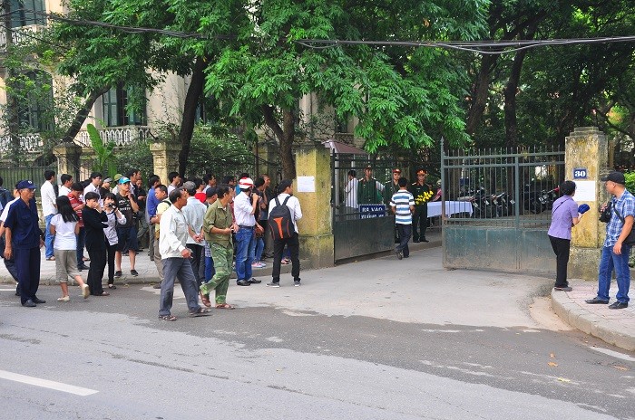 Từ sáng sớm, nhiều người dân đã đứng trước cửa nhà Đại tướng để đợi được vào thăm viếng.