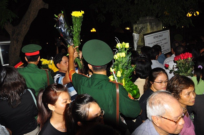 Nhiều người không vào phúng viếng Đại tướng do hết giờ đã gửi hoa cho các chú cảnh vệ để mang vào lễ tang.