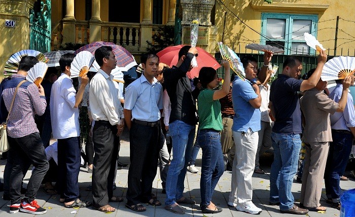 Trời có nắng nhưng cũng không thể cản bước chân của đồng bào mong vào được viếng thăm Bác Giáp.