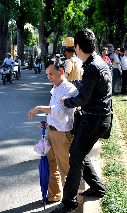 Anh Nguyễn Tiến Công (áo trắng), quận Thanh Xuân tuy hai mắt không còn nhìn thấy nhưng anh vẫn một mình cố gắng đến viếng Đại tướng.