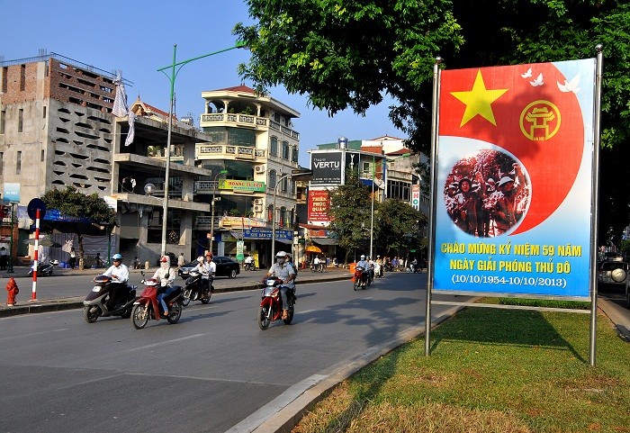 Trên nhiều tuyến đường trong nội đô, hàng loạt các áp phích tuyên truyền kỷ niệm ngày giải Phóng Thủ Đô được căng lên.