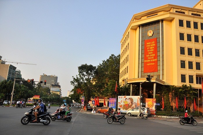 Các trụ sở, cơ quan, tổ chức, cá nhân… cùng treo cờ, băng rôn, khẩu hiệu để chào mừng ngày Giải phóng Thủ đô (ảnh chụp trên đường Liễu Giai, Hà Nội).