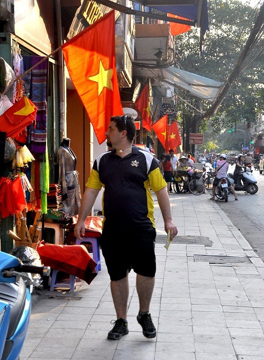 Những người nước ngoài đến Việt Nam lần này cũng được tận hưởng cái không khí hào hùng của dân tộc Việt.