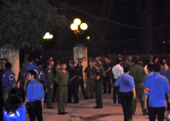 Khi cảnh cổng nhà Đại tướng vừa đóng thì các lực lượng bảo vệ lễ tang đã đứng rất đông để bảo vệ an ninh.