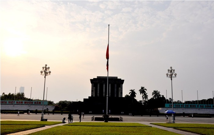 Từ 12 giờ ngày 11/10, tại lăng Chủ tịch Hồ Chí Minh, lá cờ đỏ sao vàng đã được hạ xuống 2/3 cột cờ và được buộc dải băng đen để cờ không bay.