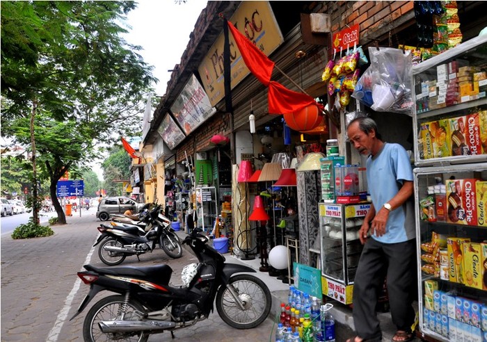 Con phố Nguyễn Thái Học treo cờ rủ thể hiện sự tiếc thương Đại tướng