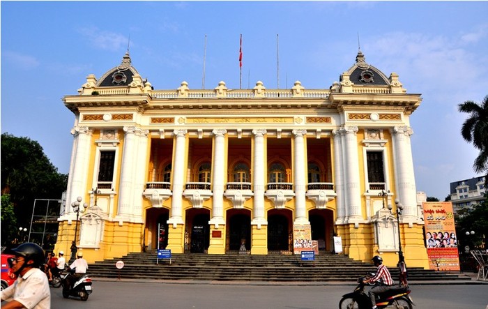 Nhà hát lớn – Quảng trường Cách mạng tháng 8 cũng đã treo cờ rủ