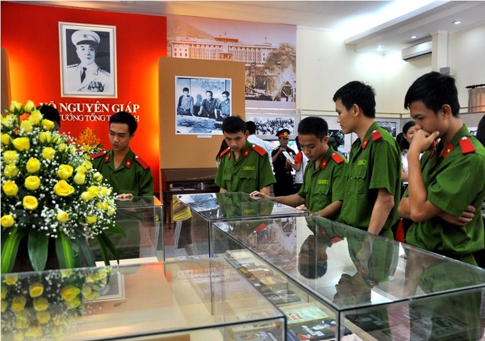 Bên cạnh ảnh và hiện vật, triển lãm còn trưng bày hơn 40 đầu sách viết về Đại tướng Võ Nguyên Giáp.