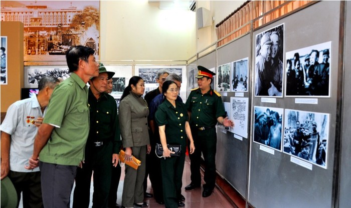 Triễn lãm được mở cửa miễn phí để đón tiếp đồng bào cả nước. (Trong ảnh là đoàn cựu chiến binh thị trấn Mường Khương, Lào Cai đang xem ảnh và hiện vật về Đại tướng).