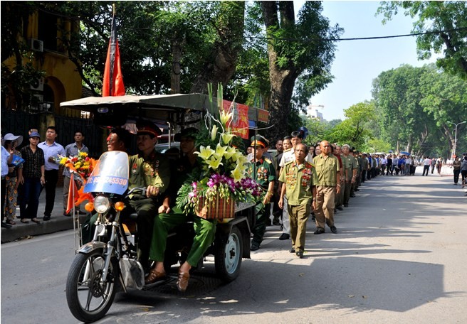 Chiếc xe thương binh do cựu chiến binh Đinh Quang Tiến (đoàn chiến sĩ Tây Trường Sơn) dẫn đoàn bằng chiếc xe thương binh đi vào lễ tang Đại tướng chở hoa và tấm lòng của các cựu chiến binh Tây Trường Sơn trong cuộc kháng chiến chống Mỹ cứu nước.