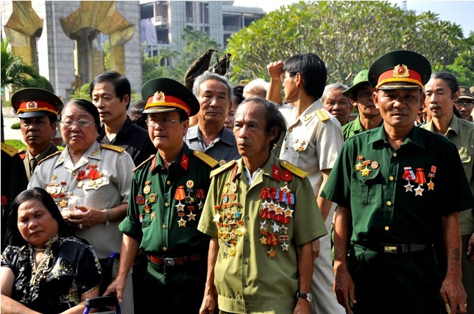 Đoàn cựu chiến binh Tây Trường Sơn do thiếu úy Đinh Quang Tiến (ở giữa), 51 tuổi từng là lính Quân khu Trị Thiên Huế và Sư đoàn Không quân 365 (Lạng Sơn-Hà Nội-Phan Giang) tiến vào viếng Đại tướng.