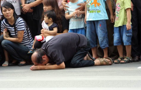 Một người đàn ông quỳ gối lậy linh cữu của Đại tướng trên đường Kim Mã