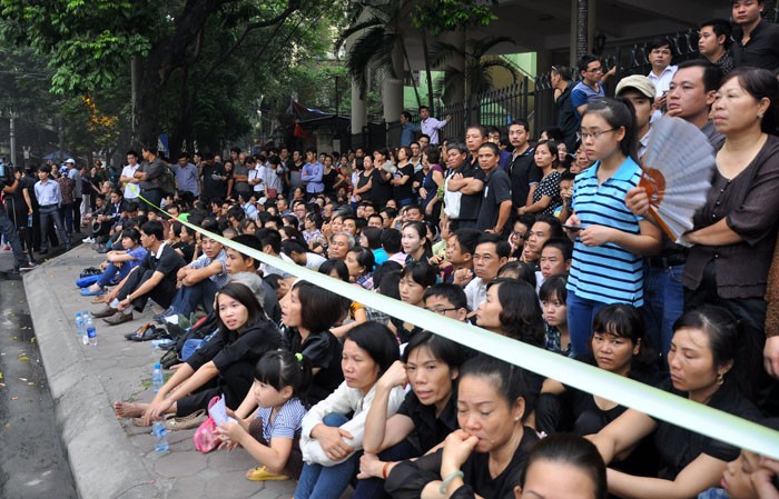 Từ hơn 5 giờ sáng đồng bào đã tập trung quanh Nhà tang lễ Quốc gia (số 5, Trần Thánh Tông).