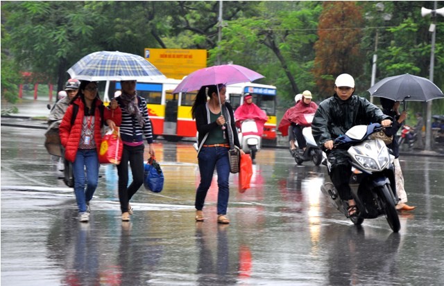 Nền nhiệt độ của Hà Nội trong 2 ngày qua có lúc xuống tới gần 20 độ C khiến người dân ra đường phải mặc áo ấm.