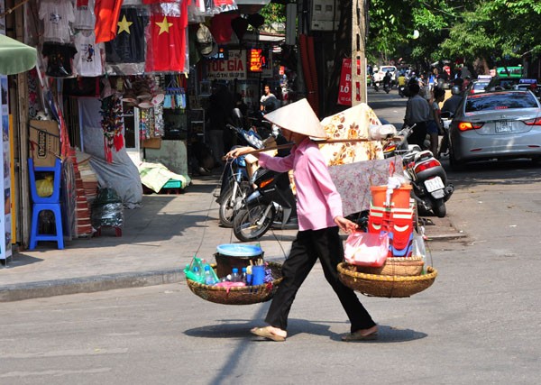 Gánh hàng rong đã xuất hiện từ rất lâu và không có gì xa lạ với người Hà Nội. Nó được coi là một nét văn hóa đặc trưng của người Việt.