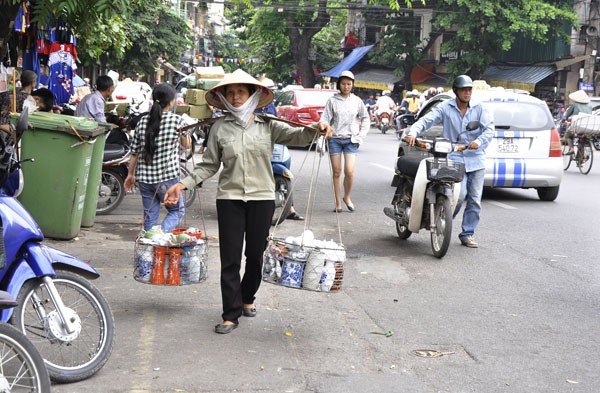 Rời quê lên thành phố để mưu sinh, mỗi ngày của Chị Hương (Nam Định) là niềm hi vọng có tiền để cho con cái ở quê ăn học.