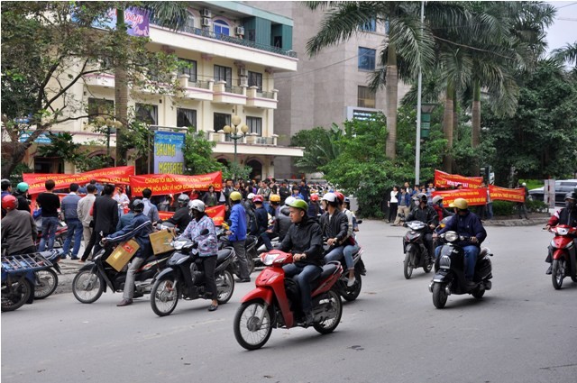 Hơn 11 giờ trưa, khu vực trước cổng sàn giao dịch Mường Thanh vẫn chật kín khách hàng phản đối chủ đầu tư làm sai quy định và pháp luật.
