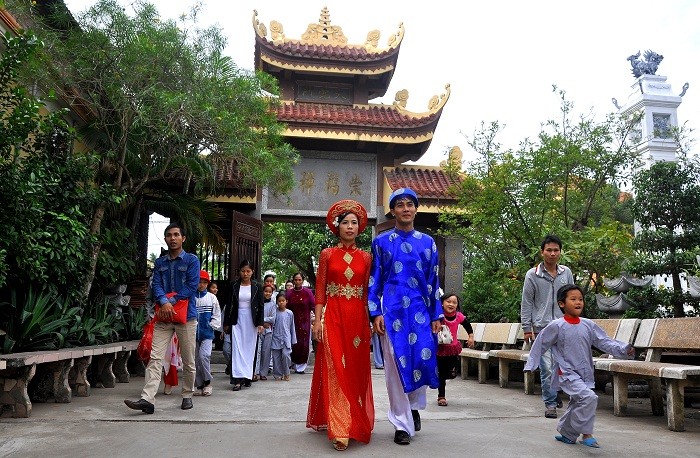 Từ sáng sớm, các đôi tân duyên và gia đình đã bắt đầu tập trung vào Thiền viện để đợi tới giờ cử hành lễ kết hôn.