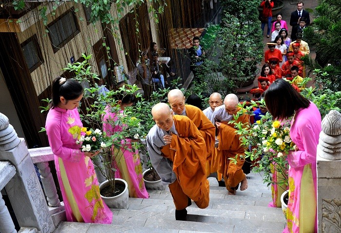 Sau khi mọi người tập trung trước nhà khách của Thiền vện, nghi thức Cung nghinh Chư Tăng chứng minh buổi lễ là nghi thức đầu tiên.