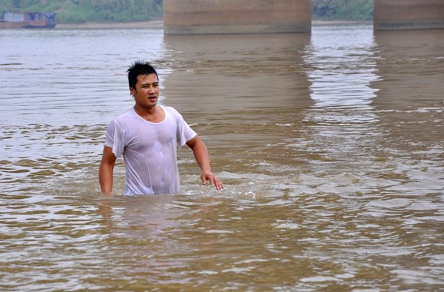 Anh Nguyễn Khắc Trung (Mê Linh, Hà Nội) là lái tàu trên sông Hồng cạnh đó cũng tham gia tìm kiếm xác chị Huyền.
