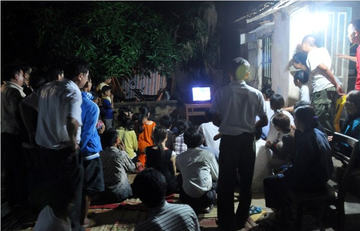 Mọi người cùng nhau xem chương trình thời sự lúc 19h đưa tin về việc đã giải oan cho ông Nguyễn Thanh Chấn.