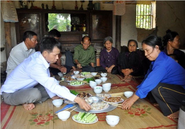 Bữa cơm trưa cùng gia đình ông Chấn để mừng ngày ông được giải oan.