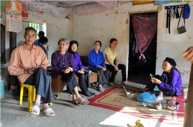 Những cụ già trong làng cũng đến chúc mừng gia đình ông Chấn.