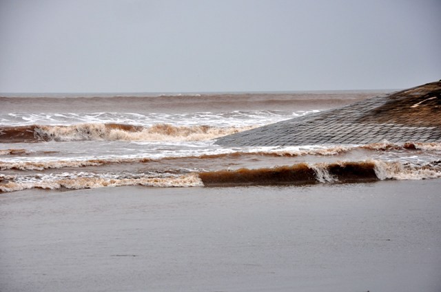 Vùng biển ở Nam Định thời điểm hiện tại đã xuất hiện sóng lớn, gió to và mưa…