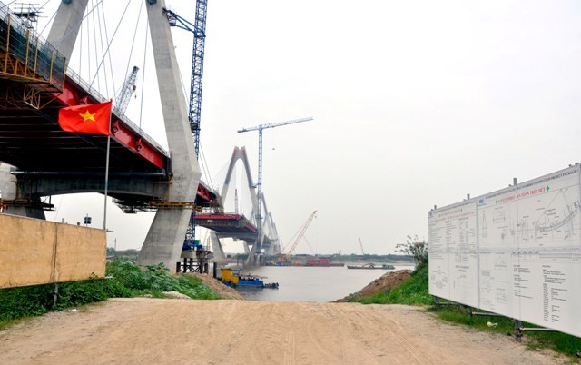 Cầu Nhật Tân được coi là dự án hữu nghị Việt - Nhật theo dự kiến ban đầu sẽ thông xe vào tháng 10/2010, thời điểm Việt Nam kỷ niệm 1.000 năm Thăng Long Hà Nội. Tuy nhiên, dự án đã không thể hoàn thành đúng như dự kiến mà phải đổi sang tháng 10/2014.