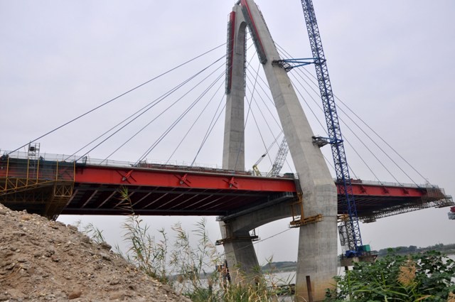 Dự án cầu Nhật Tân bắt đầu từ năm 2005, cụ thể ngày 25/8/2005 Bộ GTVT đã có tờ trình số 5251/ TTr - GTVT đề nghị Thủ tướng chính phủ phê duyệt dự án XD Công trình Cầu Nhật Tân và đường 2 đầu cầu. Xét đề nghị của Bộ GTVT, ngày 19/1/2006, tại văn bản 128/TTg - CN Thủ tướng Chính phủ đã đồng ý cho phép đầu tư xây dựng Cầu Nhật Tân ở Hà Nội và giao Bộ GTVT nghiên cứu để hoàn chỉnh dự án, tổ chức thẩm định, quyết định đầu tư.