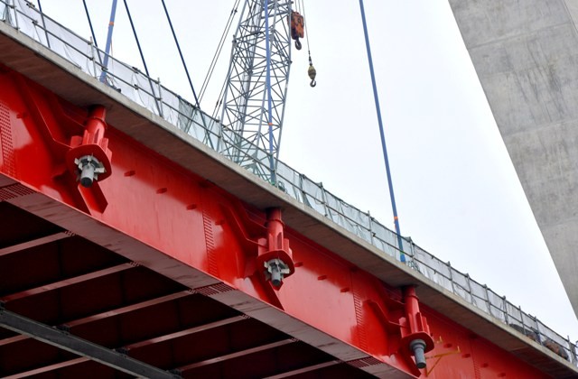 Cầu được thiết kế vĩnh cửu với kết cấu bê tông cốt thép dự ứng lực, thép và dây văng.