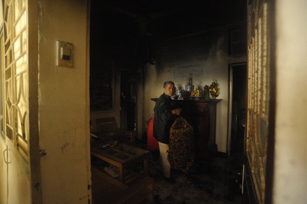 Một người dân có nhà bị ảnh hưởng bởi vụ cháy.