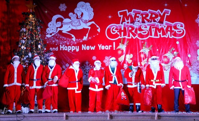 Bên cạnh được thưởng thức những tiết mục biểu diễn sôi động, các em học sinh trường Ngôi sao còn được... 9 ông già Noel tặng quà.