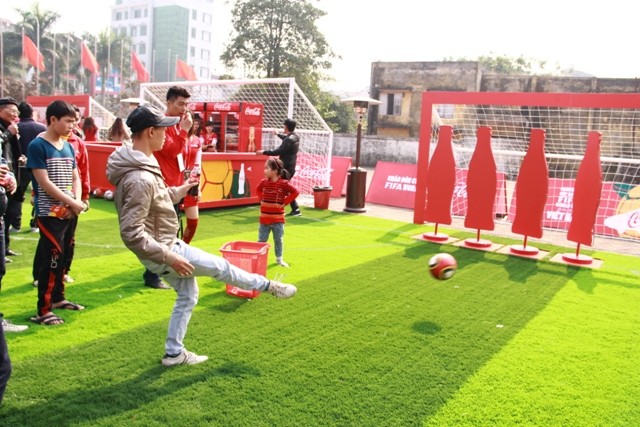 Bên cạnh việc chiêm ngưỡng chiếc cúp vàng, NHM còn được tham gia các trò chơi vui nhộn với bóng đá.