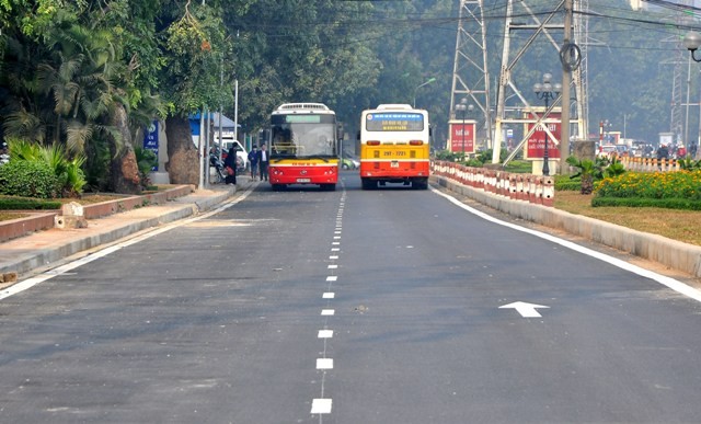 Tuyến đường dành riêng cho xe buýt trên đường Yên Phụ có chiều dài 1,3km nằm giữa hai làn đường Yên Phụ và có 2 làn đường.