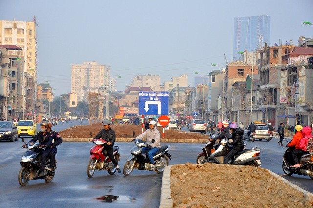 Các phương tiện từ phố Xã Đàn rẽ trái ra đường Nguyễn Lương Bằng phải đi vào đường Vành đai I và rẽ trái ở nút giao có biển chỉ đường.