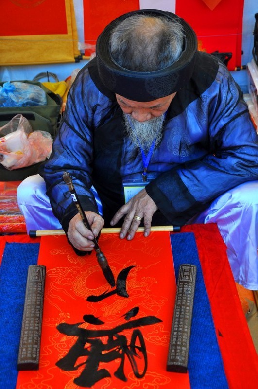 Nét chữ được thể hiện qua mực tàu trên giấy đỏ là nét đẹp trong văn hóa xin - cho chữ đầu năm của người Việt. Mỗi chữ đều mang những ý nghĩa và cầu mong sự may nắm trong năm mới.