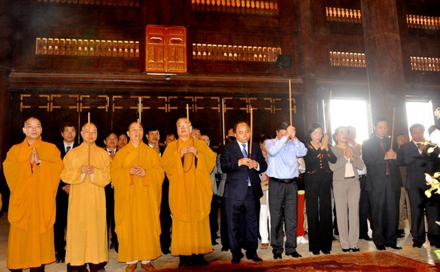Đoàn đại biểu vào dân hương tại chùa chính.