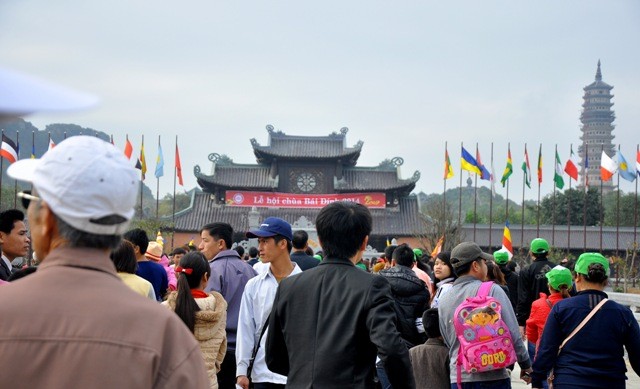Buổi lễ khai hội chùa Bái Đính ngày 6 âm lịch mở đầu cho mùa lễ hội đưa du khách thập phương về hành hương trong năm 2014 tại chùa Bái Đính.