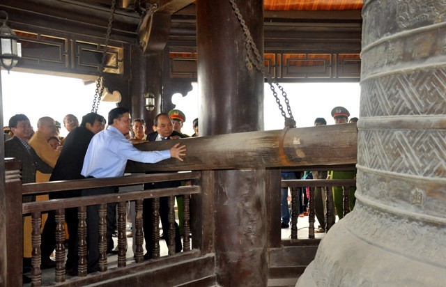 Phó Thủ tướng Nguyễn Xuân Phúc cùng các đại biểu cùng gióng chuông tại chùa Bái Đính.