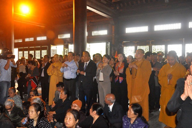 Đoàn đại biểu thắp hương tại các điện trong chùa Bái Đính.