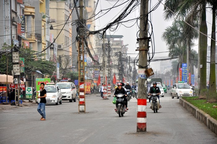 Đoạn phố Tân Mai (quận Hoàng Mai - Hà Nội) được mở rộng đã đi vào hoạt động từ cuối năm 2013. Tuy nhiên vẫn có tới hơn chục cây cột điện đứng trơ giữa đường theo hình “zích zắc” chưa được di chuyển mà không có biển cảnh báo nào.
